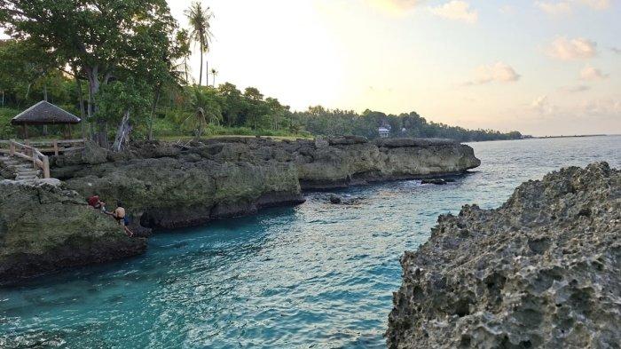 UJONG KAREUNG - Suasana kawasan Ujong Kareung Coastal Center (UKCC) di Gampong Ujong Kareung, Sabang, menampilkan gugusan karang alami dan kejernihan air laut berwarna biru, menjadi daya tarik utama bagi wisatawan yang berkunjung, Jumat (5/12/2025).