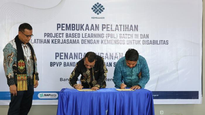 Dinas Sosial Aceh kembali menunjukkan komitmennya dalam melaksanakan proyek perubahan bertajuk “Strategi Pemberdayaan Masyarakat Melalui Program Usaha Ekonomi Produktif (UEP)” yang dipimpin langsung oleh Kepala Dinas Sosial Aceh, Dr. Muslem Yacob, S.Ag., M.Pd. Sebagai bagian dari milestone jangka pendek, Dinas Sosial Aceh melaksanakan kegiatan strategis berupa penandatanganan Memorandum of Understanding (MoU) dengan Balai Pelatihan Vokasional Produktifitas (BPVP) Aceh pada hari Kamis, 25 September 2025, di kantor BPVP Aceh.