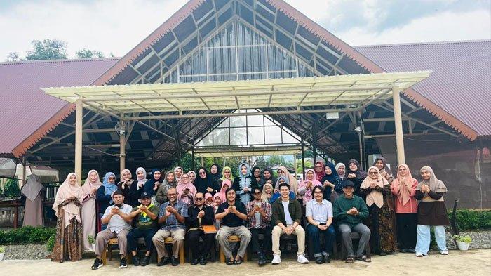 FOTO BERSAMA - Peserta, panitia dan pemateri berfoto bersama dalam Diskusi Publik Kebencanaan yang dirangkai dengan doa bersama, Kamis (25/12/2025) di Cafe Pang Sagoe Kupie, Gampong Lhong Raya, Banda Aceh. Diskusi ini digelar Kajian Umat Ter-Update (KUDET).