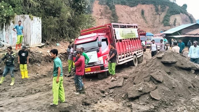 TERJANG JALAN HANCUR - Agen penyalur LPG Pertamina Patra Niaga Aceh melintasi jalanan hancur untuk mendistribusikan gas elpiji di Kabupaten Bener Meriah, Rabu (24/12/2025).