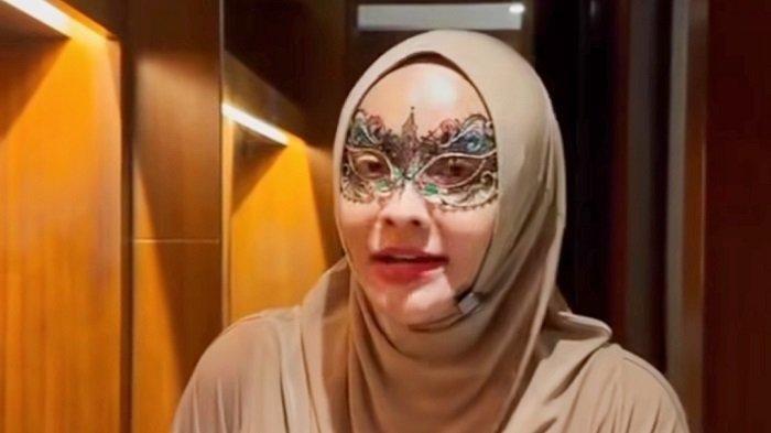 DOKTIF BUKA SUARA - Potret Doktif ketika ditemui di kawasan Jakarta Selatan, Kamis (20/2/2025). Doktif menyebut suami Reza Gladys sempat memintanya memalsukan hasil lab skincare-nya.