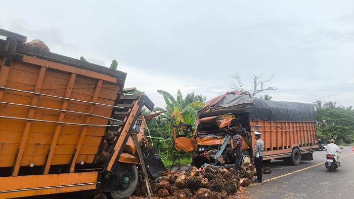 Sopir Mengantuk, Dua Truk di Aceh Timur Saling Seruduk