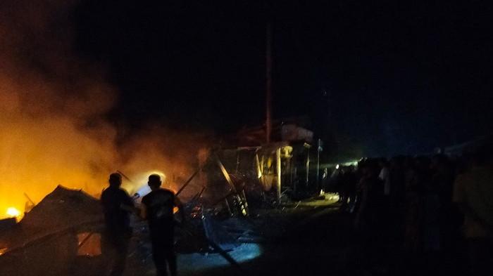 Empat ruko kayu,  di Dusun Bantayan, Gampong Gampong Keude, Kecamatan Darul Aman, Kabupaten Aceh Timur terbakar, pada Rabu malam (25/02/2026).