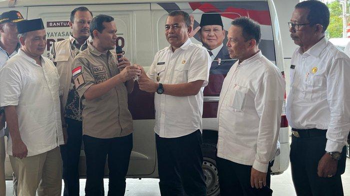 Anggota DPR RI Serahkan Ambulans untuk Warga Pidie Jaya