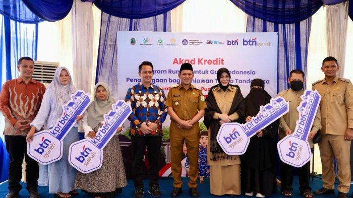 Akad Massal Program Rumah untuk Guru Indonesia, Wagub Aceh Fadhlullah Serahkan Kunci Secara Simbolis