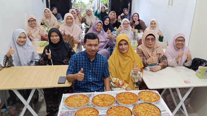 Dorong Jadi Usaha, Farid Nyak Umar Gelar Pelatihan Memasak Pizza untuk Ibu-ibu di Kuta Alam