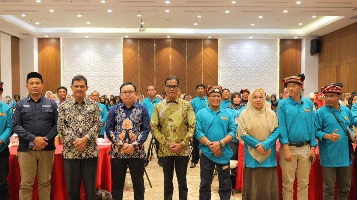 Kepala Dinas Perpustakaan dan Kearsipan Aceh, Dr. Syaridin S.Pd., M.Pd, mewakili Gubernur Aceh H. Muzakir Manaf, foto bersama saat membuka Festival Tunas Bahasa Ibu (FTBI) Tingkat Provinsi Aceh Tahun 2025 yang digelar di Hotel Ayani, Banda Aceh, Sabtu, 22 November 2025.