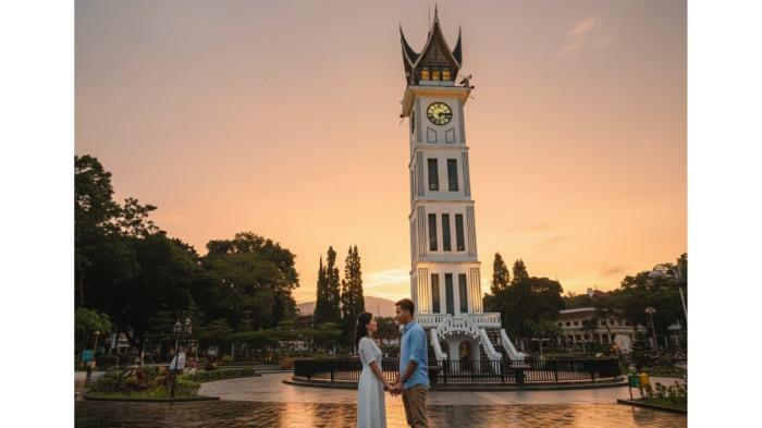 Foto olahan gemini AI praweding di Jam Gadang