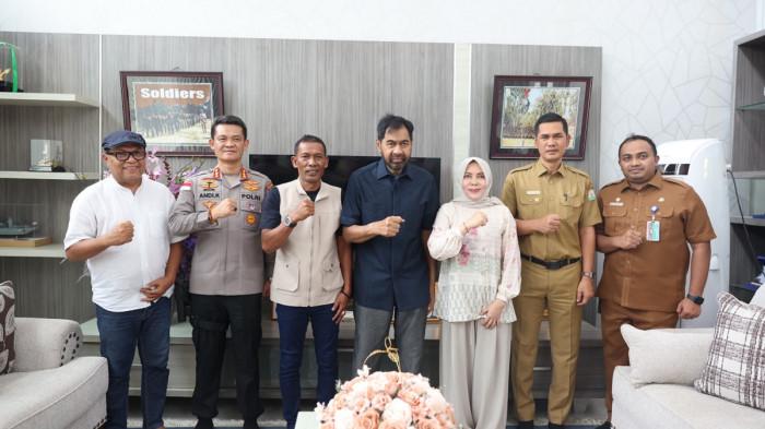 FOTO BERSAMA — Gubernur Aceh Mualem melakukan foto bersama usai pertemuan khusus dengan Sekda Aceh M. Nasir, Ketua DPRA Zulfadhli, Anggota DPRA Salmawati (Bunda Salma), dan Kapolresta Banda Aceh Kombes Pol Andi Kirana, di Kota Banda Aceh, Senin (18/5/2026). Dalam pertemuan tersebut Mualem memutuskan agar Pergub JKA dicabut.