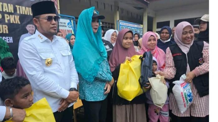BANTUAN KALTIM : Gubernur Kaltim, Rudy Mas'ud menyerahkan bantuan untuk korban banjir bandang di Gampong Meunasah Raya, Kecamatan Meurah Dua, Pidie Jaya, Jumat (2/1/2026). FOR SERAMBINEWS.COM