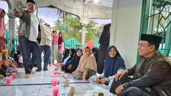 BUKA PUASA - Anggota Komisi V DPR RI Fraksi PKB, H Ruslan Daud (HRD) buka puasa bersama dan serap aspirasi masyarakat terdampak banjir dan tanah longsor di Desa Juli Teupin Mane, Kecamatan Juli, Bireuen, Aceh, Sabtu (28/2/2026). FOTO/FERIZAL HASAN