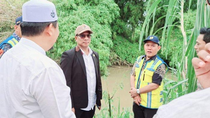 ABRASI SUNGAI - Anggota Komisi V DPR RI Fraksi Partai Kebangkitan Bangsa (F-PKB), H Ruslan M Daud bersama pejabat dari Kementerian Pekerjaan Umum (PU) RI, meninjau abrasi Krueng (Sungai) Batee Iliek Samalanga, Bireuen, Jumat (14/11/2025). Saat meninjau Abrasi Sungai di Komplek Dayah Mudi 2, HRD bersama Kabalai Wilayah Sungai Sumatera 1 Banda Aceh dan rombongan, turut didampingi Abi di Mudi yang juga putra Abu Mudi Samalanga.