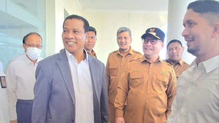 KUNKER HRD - Anggota Komisi V DPR RI Fraksi Partai Kebangkitan Bangsa (F-PKB), H Ruslan Daud (HRD) melakukan kunjungan kerja (kunker) ke Kabupaten Aceh Utara, Senin (6/10/2025). HRD bersama rombongan dari Kementerian PU dan Kementerian Transmigrasi, saat tiba di Lhoksukon, langsung disambut oleh Bupati Aceh Utara, Ismail A Jalil atau akrab disapa Ayahwa di kantor bupati setempat. 