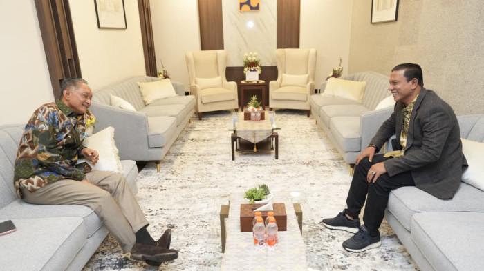 Anggota DPR RI Komisi V dari Daerah Pemilihan Aceh II sekaligus Ketua DPW PKB Aceh, H Ruslan M. Daud, berbincang khusus dengan Menteri Pekerjaan Umum, Dodi Anggodo, dalam rangka mempercepat pelaksanaan rehabilitasi dan rekonstruksi (rehab rekon) pasca-bencana banjir dan longsor di Provinsi Aceh.