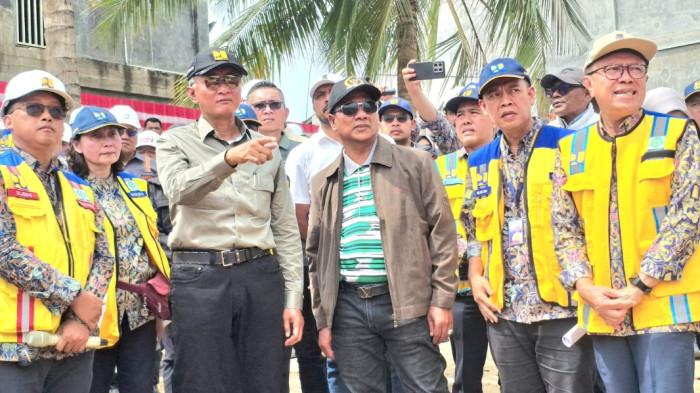 PEMBANGUNAN JEMBATAN - Anggota Komisi V DPR RI Fraksi PKB, H Ruslan Daud (HRD) bersama Menteri PU, Dody Hanggodo meninjau dimulainya pembangunan jembatan baru Kutablang, di lintas nasional Medan-Banda Aceh, Bireuen, Rabu (21/1/2026). FOTO/FERIZAL HASAN