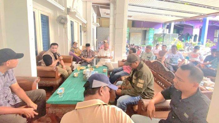 Anggota DPR RI H Ruslan Daud (HRD) saat bersilaturahmi dengan wartawan di kediamannya, Meuligoe Residence Cot Gapu, Bireuen, Selasa, 10 Februari 2026.