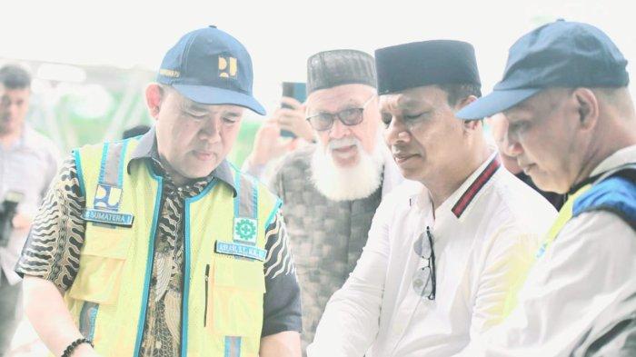 ABRASI KRUENG BATEE ILIEK - Anggota Komisi V DPR RI Fraksi Partai Kebangkitan Bangsa (F-PKB), H Ruslan M Daud bersama pejabat dari Kementerian Pekerjaan Umum (PU) RI, meninjau abrasi Krueng (Sungai) Batee Iliek Samalanga, Bireuen, Jumat (14/11/2025). Abrasi sungai tersebut terjadi persis kawasan komplek Dayah Ummul Ayman Pimpinan Tgk H Nuruzzahri Yahya atau Waled Nu, di Desa Mideun Jok dan di komplek Dayah Mudi Mesjid Raya (Mudi Mesra) 2 Pimpinan Abu Syech H Hasanoel Basary (Abu Mudi), di Gampong Putoh, Kecamatan Samalanga, Kabupaten Bireuen, Aceh.