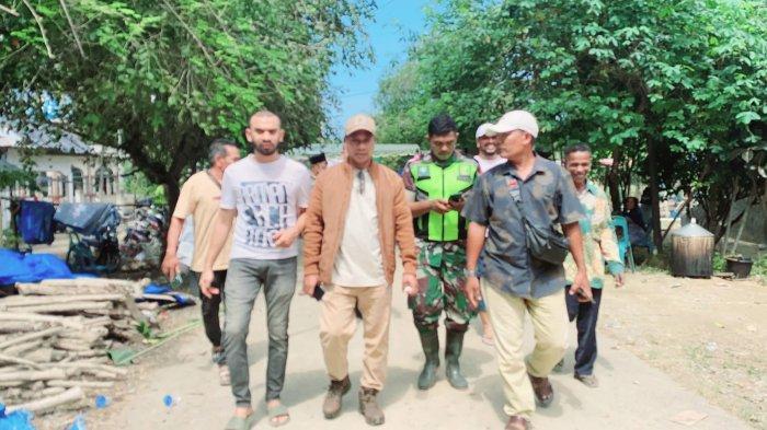 Anggota Komisi V DPR RI Fraksi PKB, H Ruslan Daud (HRD), meninjau bendungan karet yang rusak diterjang banjir di Krueng Peusangan,  Desa Kapa, Kecamatan Peusangan, Bireuen, Aceh, Jumat (5/12/2025)