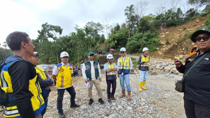 Anggota Komisi V DPR RI, H Ruslan M Daud (HRD), melakukan peninjauan pembangunan Jembatan Weh Porak, Kecamatan Pinto Rime Gayo, Bener Meriah, Aceh, sebagai jalur penghubung Kabupaten Bener Meriah dengan Aceh Tengah, Minggu (12/4/2026). Foto FERIZAL HASAN