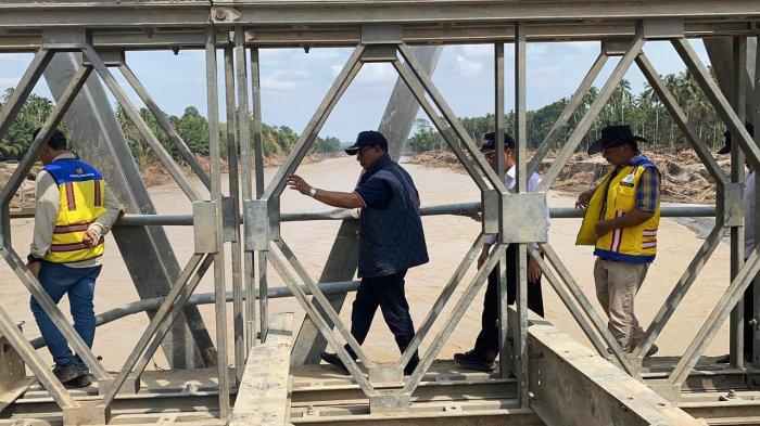 Anggota Komisi V DPR RI Fraksi PKB, H Ruslan Daud (HRD) bersama pejabat dari Kementerian Pekerjaan Umum (PU) RI, meninjau langsung pembangunan jembatan bailey di Kutablang, tepatnya di lintas nasional Medan-Banda Aceh, Sabtu (6/12/2025)