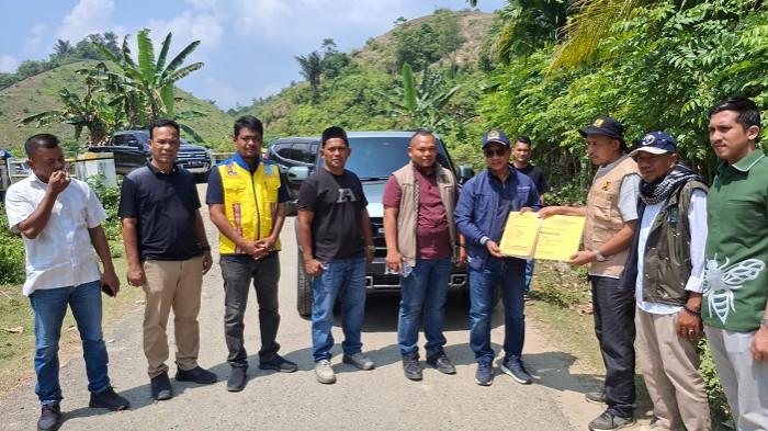 Anggota Komisi V DPR RI Fraksi Partai Kebangkitan Bangsa (F-PKB), H Ruslan Daud (HRD) meninjau ruas jalan program Inpres Jalan Daerah (IJD) ruas Sigli-Garot, Kabupaten Pidie, Aceh, Jumat (6/3/2026).