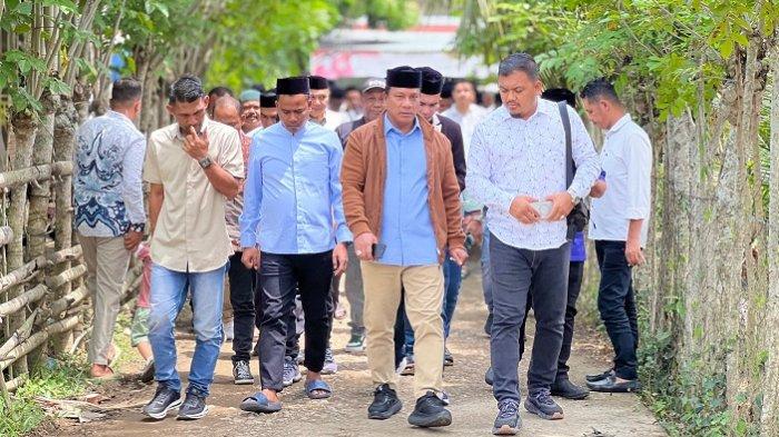 Anggota Komisi V DPR RI dari Fraksi Partai Kebangkitan Bangsa (F-PKB), H Ruslan Daud (HRD), menyerap berbagai aspirasi masyarakat di Kabupaten Aceh Utara, disela-sela acara silaturrahmi dan syukuran Safar Haji  Sekretaris Wilayah (Sekwil) DPW PKB Aceh, Tgk Mujlisal, di Desa Ujong Baroh, Kecamatan Tanah Luas, Kabupaten Aceh Utara, Minggu (3/5/2026). FOTO/FERIZAL HASAN