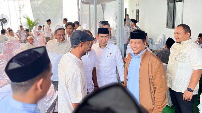 Anggota Komisi V DPR RI dari Fraksi Partai Kebangkitan Bangsa (F-PKB), H Ruslan Daud (HRD), menyerap berbagai aspirasi masyarakat di Kabupaten Aceh Utara, disela-sela acara silaturrahmi dan syukuran Safar Haji  Sekretaris Wilayah (Sekwil) DPW PKB Aceh, Tgk Mujlisal, di Desa Ujong Baroh, Kecamatan Tanah Luas, Kabupaten Aceh Utara, Minggu (3/5/2026). FOTO/FERIZAL HASAN
