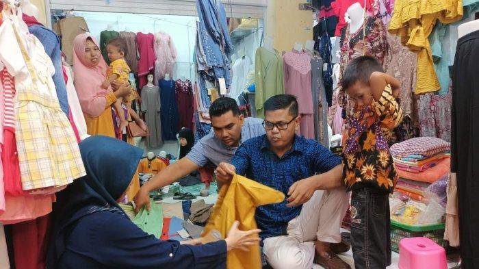 Haji Uma Belanja Baju Lebaran Cucu Janda Tua di Subulussalam