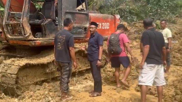 Anggota DPD RI asal Aceh, H. Sudirman atau Haji Uma, turun langsung ke lokasi terdampak longsor di Bukit Seumadam Aceh Tamiang