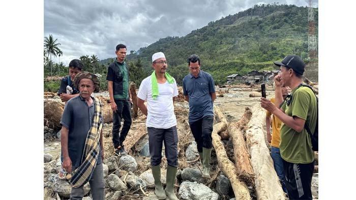 Anggota DPD RI H Sudirman Haji Uma mengunjungi desa di Beutong Ateuh Banggalang, Kabupaten Nagan Raya, Provinsi Aceh pasca banjir bandang yang melanda kawasan tersebut dan menyebabkan akses jalan putus total. Kunjungan itu dilakukan untuk melihat langsung kondisi terkini di lapangan serta memastikan penanganan darurat berjalan sesuai kebutuhan masyarakat.