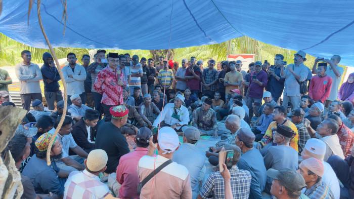 Haji Uma mendengarkan langsung keluharan warga terkait dugaan perampasan lahan
