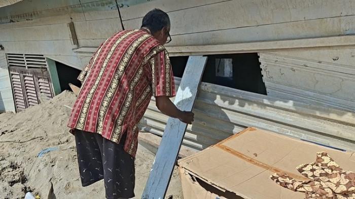 TERTIMBUN LUMPUR – Hampir seluruh rumah warga Desa Ujong Blang, Kutablang Bireuen, tertimbun lumpur saat banjir bandang November lalu, kondisi Kamis (1/1/2025).