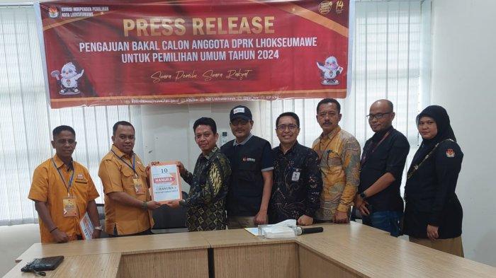 Pak Ulis Daftarkan 25 Bacaleg Hanura ke KIP Lhokseumawe, Target Raih Empat Kursi