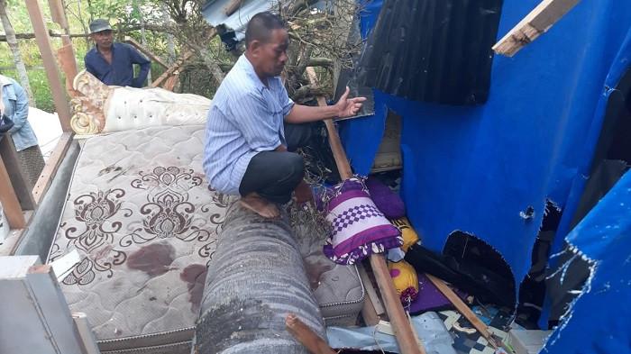 Kondisi rumah Ibu Rumah Tangga (IRT) Hawa Nurliati (49) Warga Dusun Lancang, Desa Bangka Rimueng, Kecamatan Peureulak, Aceh Timur, setelah tertimpa pohon, Hawa juga turut menjadi korban setelah tertimpa pohon  Iboh atau Gebang berukuran besar, Rabu (25/2/2026) sekitar pukul 05.53 WIB.