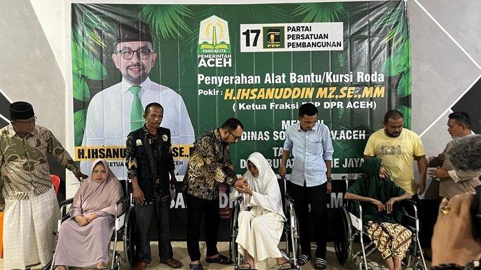 Anggota DPRA Ihsanuddin Serahkan 225 Kursi Roda untuk Warga Pidie Jaya