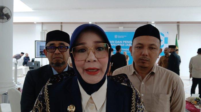 BERI KETERANGAN - Wali Kota Banda Aceh, Illiza Sa’aduddin Djamal memberikan keterangan kepada wartawan, Selasa (8/7/2025).