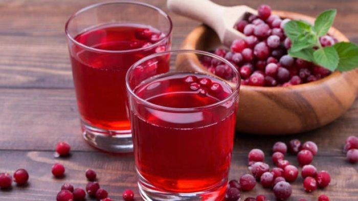 Ilustrasi minum jus ceri asam, minuman tinggi zat besi yang bantu mengatasi kelelahan