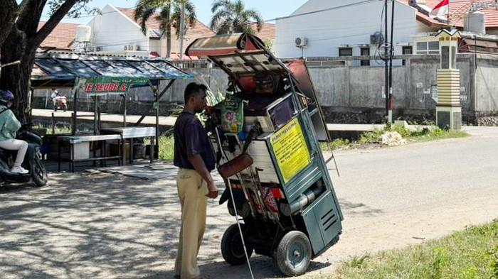 Musik dari Panel Surya Iringi Langkah Tukang Pijat Tunanetra di Aceh Besar - Irwan-seorang-tunanetra-asal-Banda-Aceh.jpg