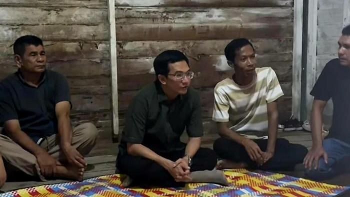KUNJUNGAN - Ketua DPRK Banda Aceh, Irwansyah ST saat kunjungan ke rumah Wardiah.