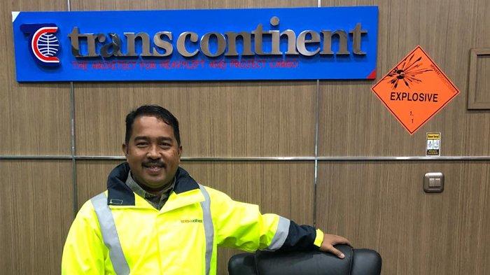 ISMAIL RASYID, owner sekaligus CEO PT Trans Continent. Perusahaan yang bergerak di bidang Multimoda Transport & Logistics ini, menyalurkan bantuan kemanusian sebesar 100 juta Rupiah untuk korban banjir di Provinsi Aceh.