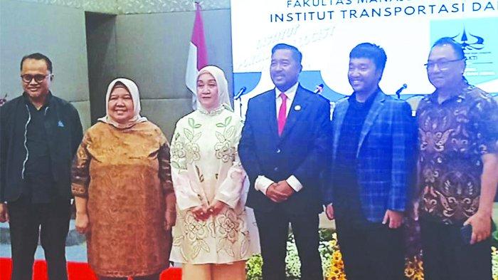 BERGELAR DOKTOR - CEO PT Trans Continent Ismail Rasyid, berfoto bersama istrinya, Erni Molisa, putranya Jibril Gibran, serta kerabatnya seusai sidang terbuka di Institut Transportasi dan Logistik (ITL) Trisakti, Jakarta Timur, Rabu (15/4/2026). Dalam sidang yang digelar di Auditorium Lantai 7 dan dipimpin oleh Prof. Dr. Juliater Simarmata, SE., MM, Ismail Rasyid dinyatakan lulus dengan predikat cumlaude.