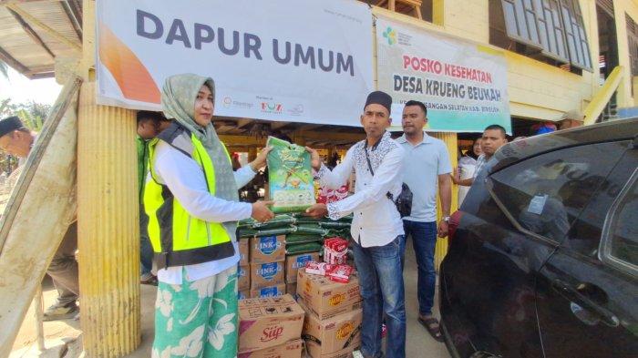 Hj Faridah Adam HRD, istri H Ruslan Daud Anggota DPR RI turut membantu warga korban banjir di Bireuen