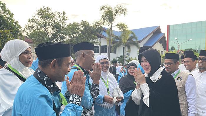 Wali Kota Banda Aceh, Illiza Sa’aduddin Djamal saat melepas jamaah haji kloter pertama di halaman Balai Kota setempat, Selasa (5/5/2026).