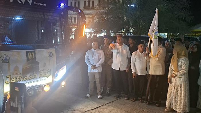 Lepas - Bupati Bireuen H Mukhlis ST bersama Ketua DPRK, Ketua TP PKK dan lainnya, Jumat (8/5/2026) melepas keberangkatan jemaah haji di depan masjid Agung Sultan Jeumpa Bireuen. SERAMBI/YUSMANDIN IDRIS