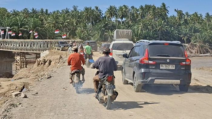 Antrian – Antrian memanjang di dekat jembatan Awe Geutah Paya – Teupin
Reudeup, Peusangan Selatan, Bireuen, Jumat (19/12/2025) sore.
SERAMBI/YUSMANDIN IDRIS