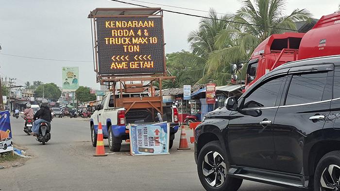 Alternatif – Kendaraan dari arah Medan diarahkan ke jalur alternatif
Awe Geutah Paya – Teupin Reudeup, Peusangan Selatan, Bireuen.
SERAMBINEWS.COM/YUSMANDIN IDRIS