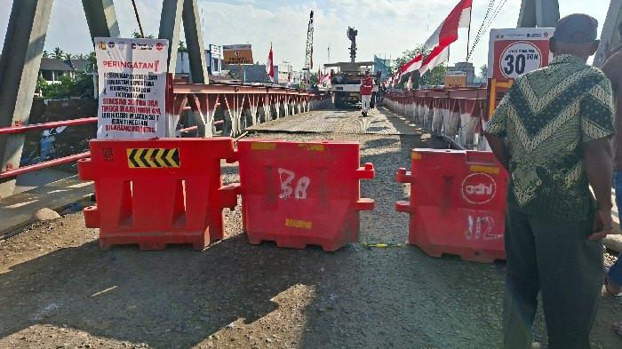 Jembatan Ditutup - Jembatan Krueng Tingkeum Kutablang, Bireuen Jumat (16/2/2026) pagi ditutup kembali, apabila perbaikan selesai Jumat siang akan dibuka kembali.