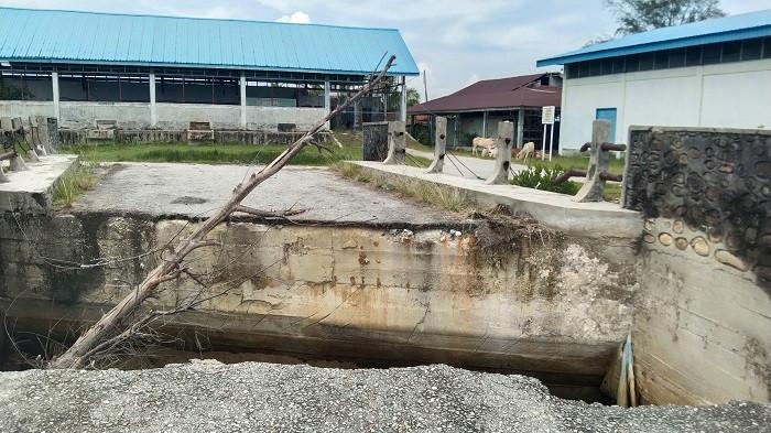 Jembatan di kompleks pelabuhan Danau Anak Laut Dusun 3 Gosong Telaga Barat, Kecamatan Singkil Utara, Kabupaten Aceh Singkil, yang ambruk akibat banjir November 2025 lalu belum diperbaiki.
