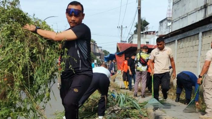 Sekda Aceh Tamiang Pimpin Jumat Bersih di Kota Kualasimpang