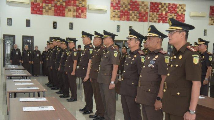 LANTIK PEJABAT - Kajati Aceh, Yudi Triadi melantik pejabat utama berupa Wakajati, Asisten, Koordinator dan Kajari di Aula Serbaguna Kejati Aceh, Selasa (11/11/2025)